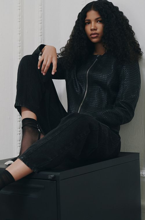 Jean Curve black denim para mujer silueta Barrel